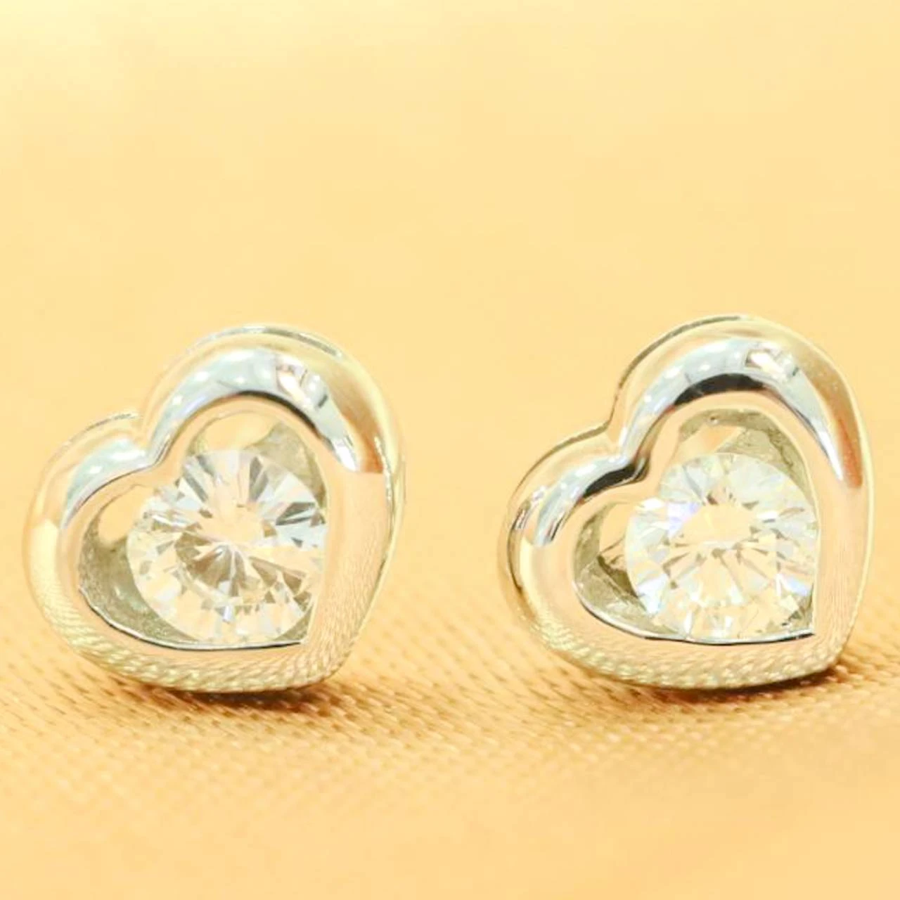 ต่างหูทองคำขาวประดับเพชรกลม